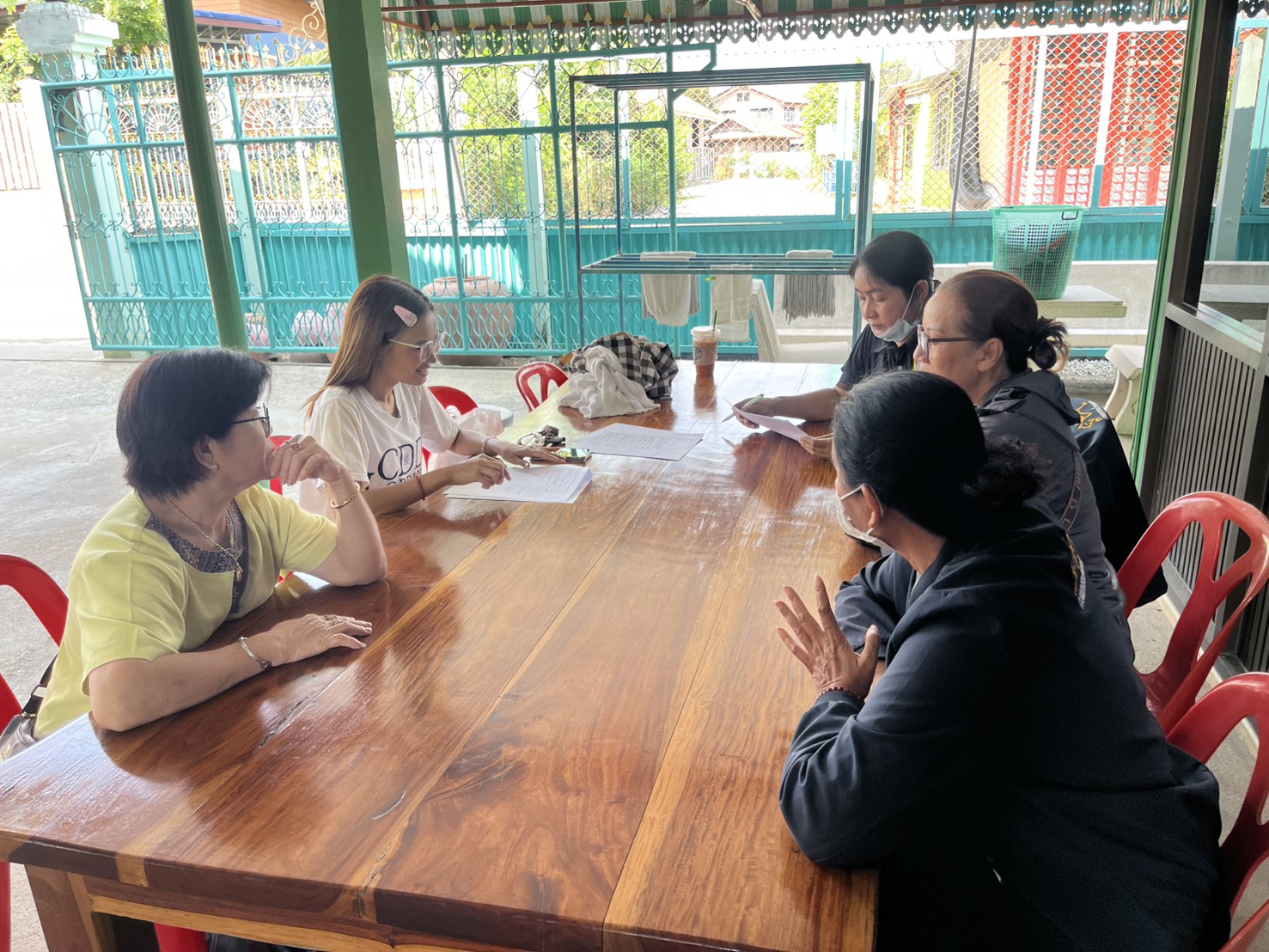 อำเภอบ้านหมี่ โดยสำนักงานพัฒนาชุมชนอำเภอบ้านหมี่ ร่วมกับคณะขับเคลื่อนกองทุนพัฒนาบทบาทสตรีตำบลโพนทอง ประชุมติดตามการขับเคลื่อนงานกองทุนพัฒนาบทบาทสตรี