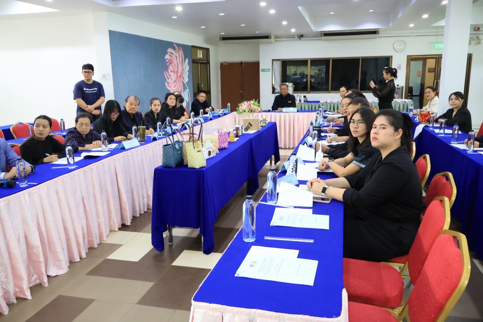 🫶🏻 อำเภอบ้านหมี่โดยสำนักงานพัฒนาชุมชนอำเภอบ้านหมี่ประสานผู้ประกอบการ OTOP เข้าร่วมประชุมคัดเลือกผลิตภัณฑ์ OTOP ที่มีความโดดเด่น มีนวัตกรรม ตามโครงการส่งเสริมกระบวนการเครือข่ายองค์ความรู้ (Knowledge – Based OTOP : KBO) 