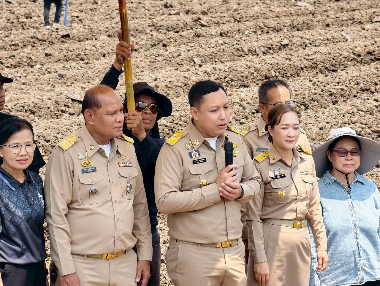 อำเภอบ้านหมี่ โดยสำนักงานพัฒนาชุมชนอำเภอบ้านหมี่ ร่วมลงพื้นที่แปลงต้นแบบปลูกถั่วเหลืองฝักสด พันธุ์ กวก. เชียงใหม่ 84-2 และ กระเจี้ยบเขียว กวก. กาญจนบุรี 1 ภายใต้โครงการ"นำร่อง"การแก้ไขปัญหาพื้นที่ทางด้านการเกษตรโดยน้อมนำแนวพระราชดำริปรับใช้ในพื้นที่ ตำบลพุคา อำเภอบ้านหมี่ จังหวัดลพบุรี