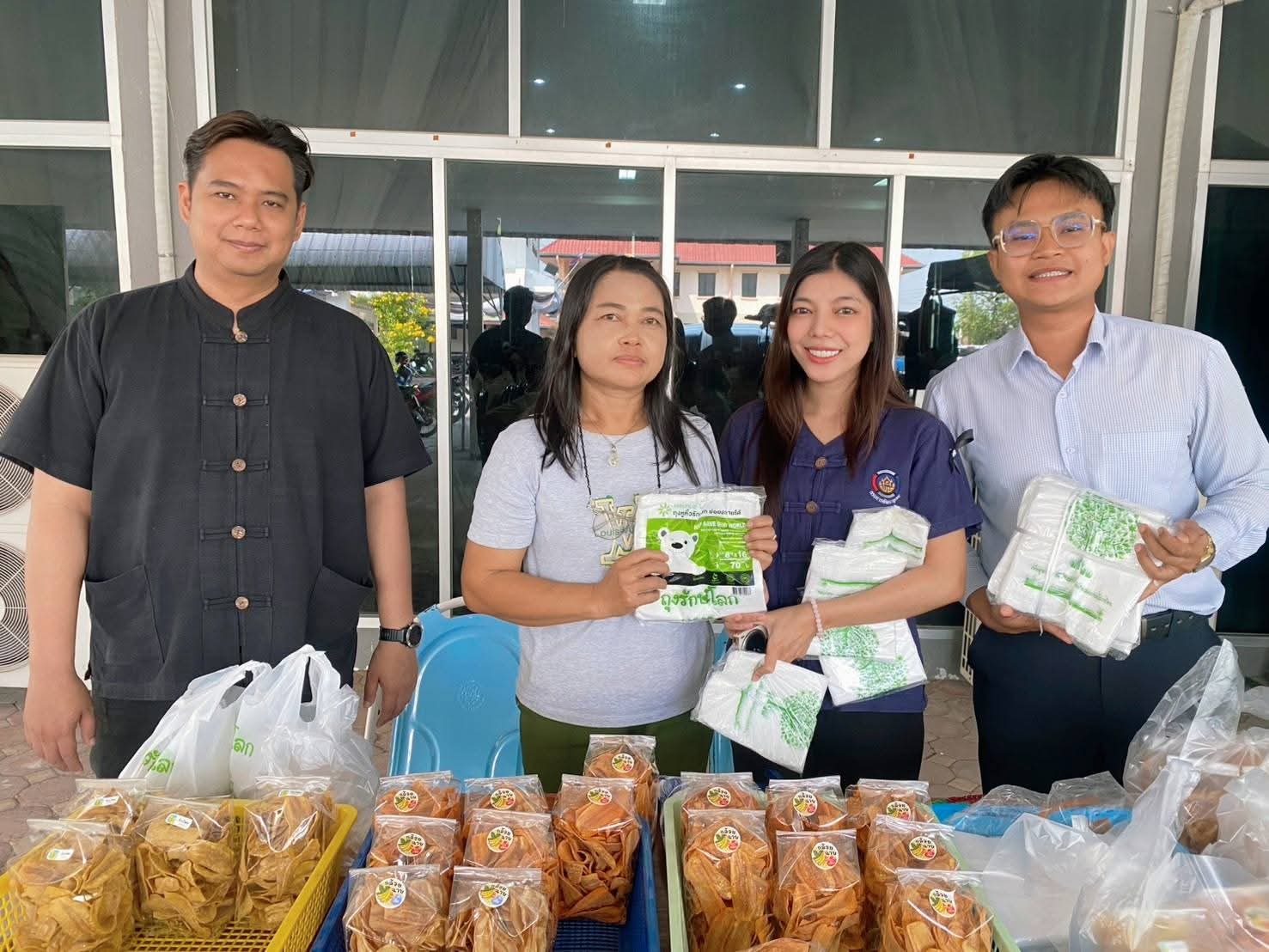 อำเภอบ้านหมี่ โดยสำนักงานพัฒนาชุมชนอำเภอบ้านหมี่ ส่งเสริมช่องการตลาด โครงการตลาดนัดคนไทยยิ้มได้