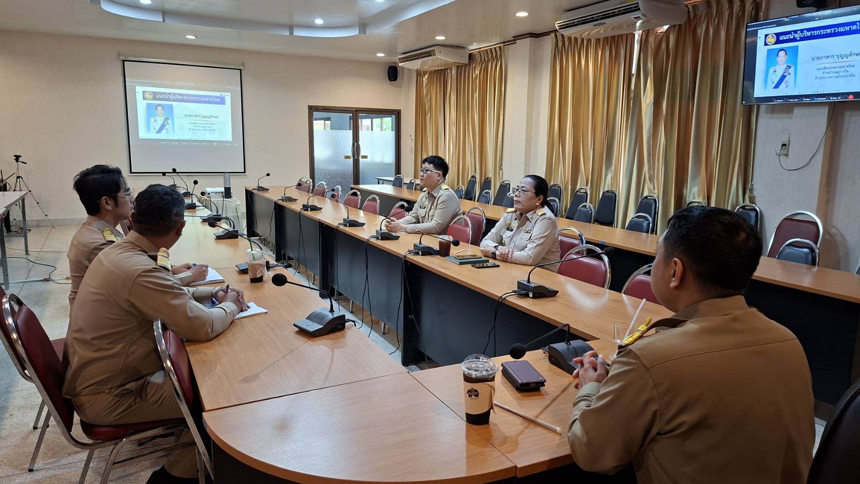 อำเภอบ้านหมี่ โดยสำนักงานพัฒนาชุมชนอำเภอบ้านหมี่ เข้าร่วมการประชุมพบปะข้าราชการสังกัดกระทรวงมหาดไทย ผ่านระบบZoom 💻