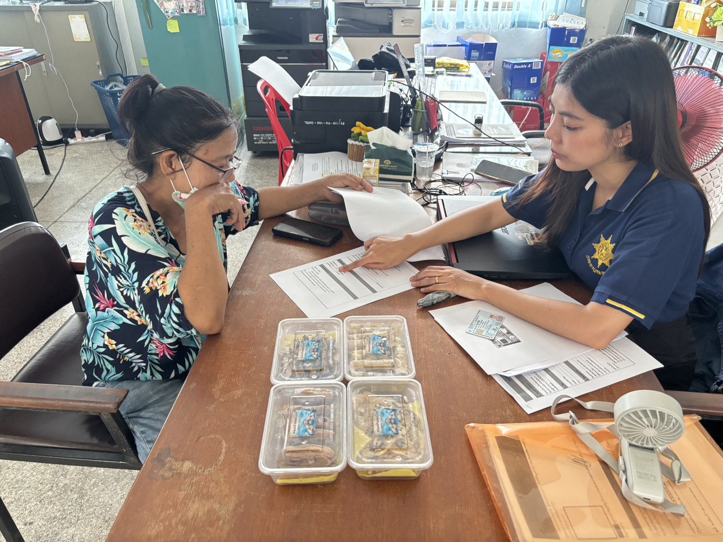 อำเภอบ้านหมี่ โดยสำนักงานพัฒนาชุมชนอำเภอบ้านหมี่ รับลงทะเบียนผู้ผลิต ผู้ประกอบการและผลิตภัณฑ์ OTOP ร้านของฝากแม่อัญ หมู่ที่ 5 ตำบลบางพึ่ง