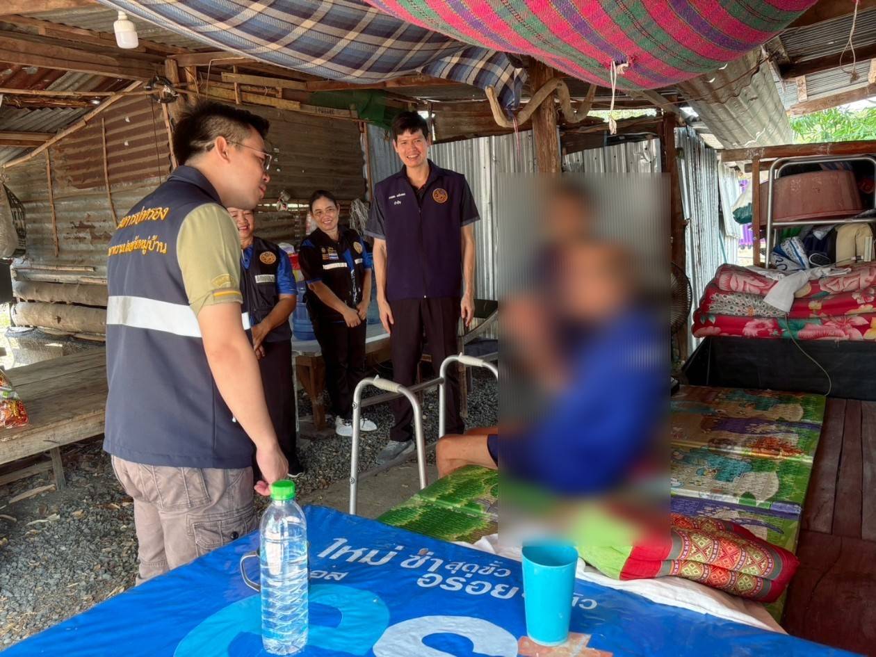 อำเภอบ้านหมี่ โดยสำนักงานพัฒนาชุมชนอำเภอบ้านหมี่ ลงพื้นที่มอบถุงยังชีพต่อเนื่องจากกิจกรรมตักบาตร ปันบุญ ช่วยเหลือผู้ยากไร้ เนื่องในเทศกาลวันสงกรานต์ ประจำปี 2569 