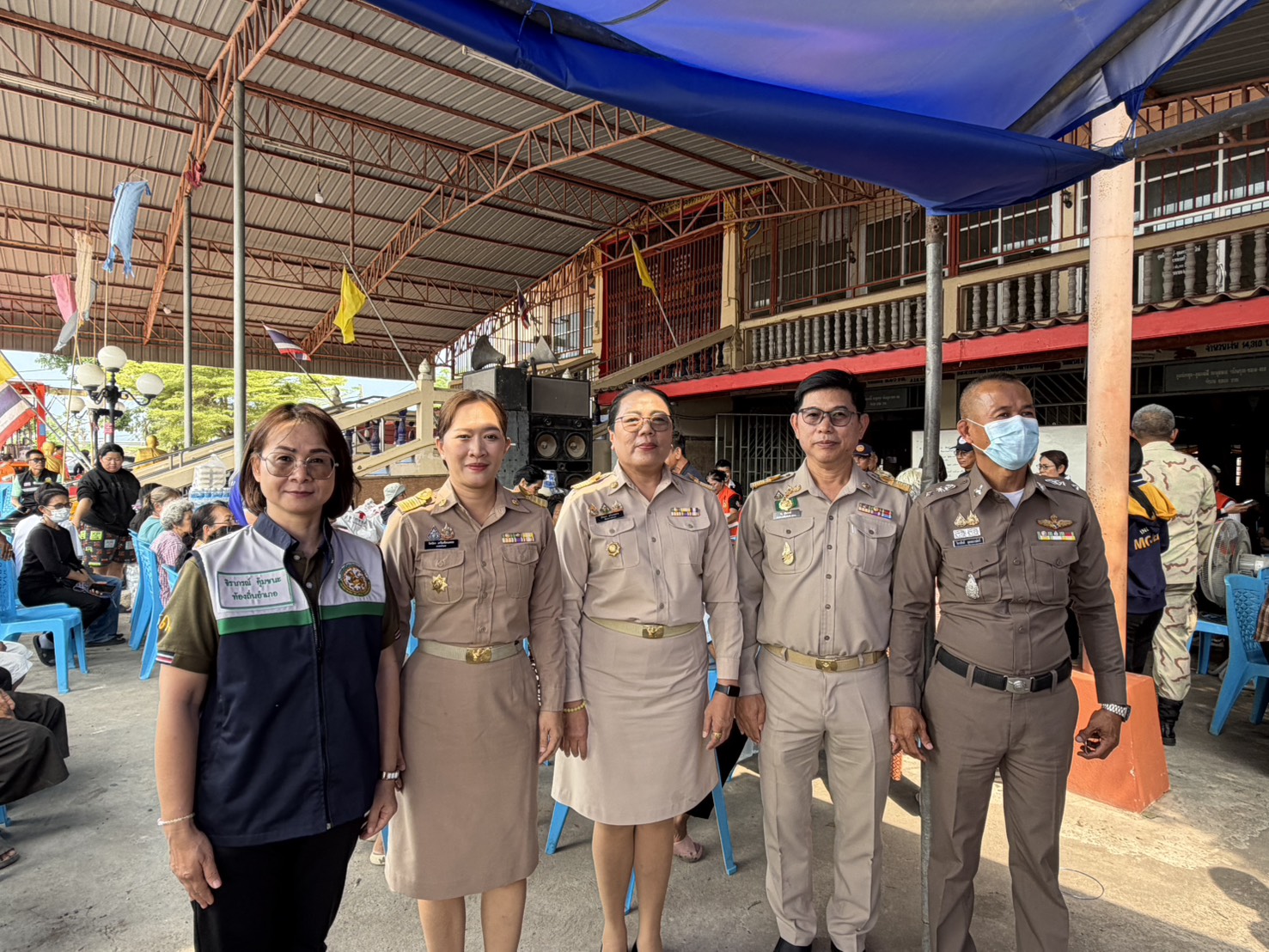 อำเภอบ้านหมี่ โดยสำนักงานพัฒนาชุมชนอำเภอบ้านหมี่ ลงพื้นที่มอบสิ่งของให้แก่ผู้ประสบเหตุวาตภัยภัยจำนวนประมาณ 70 ชุด