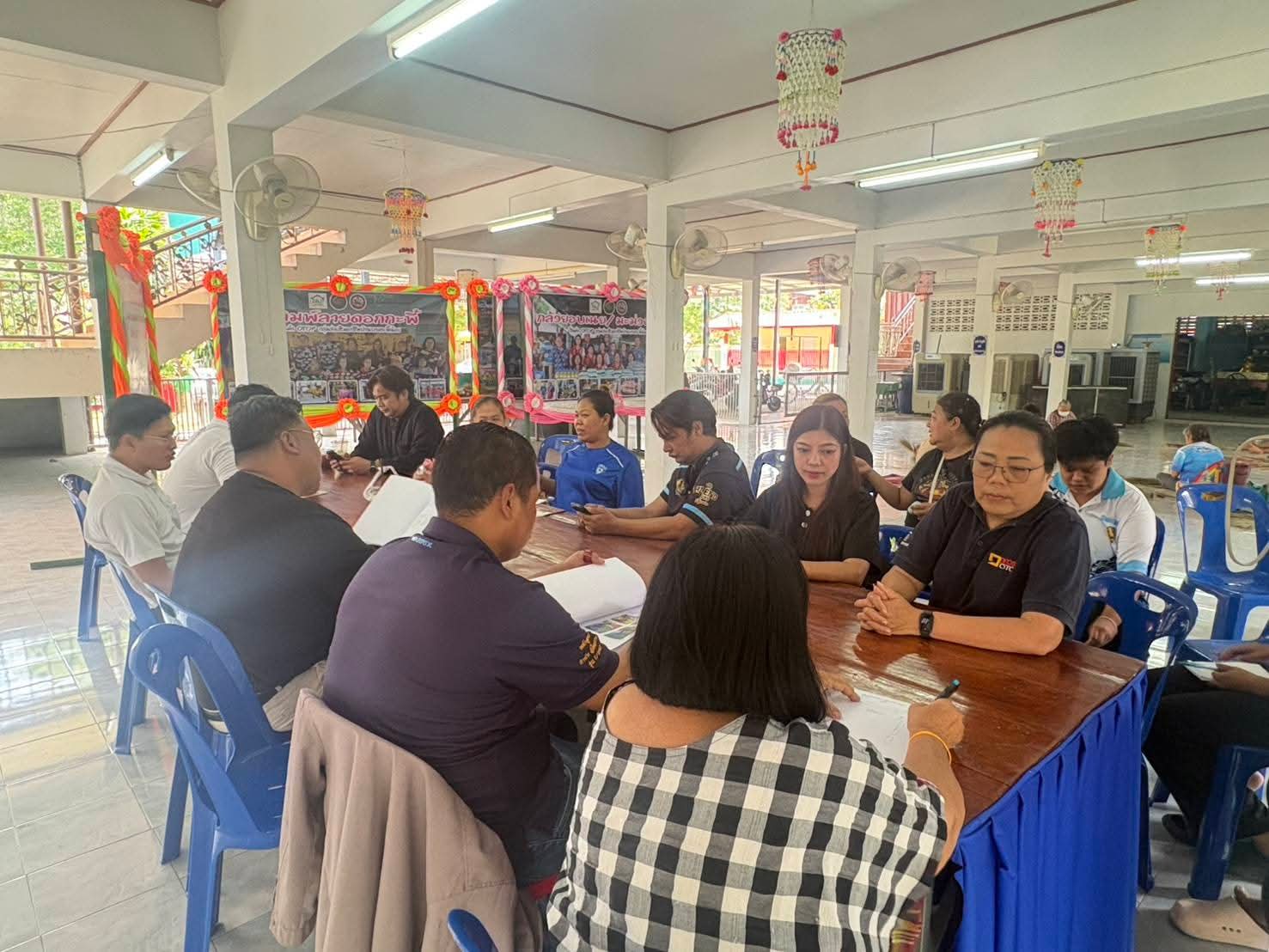 🩷 อำเภอบ้านหมี่ โดยสำนักงานพัฒนาชุมชนอำเภอบ้านหมี่ ลงพื้นที่ร่วมประชุมปรึกษาหารือวางแผนการดำเนินงานในตำบลบางกะพี้ 🩷