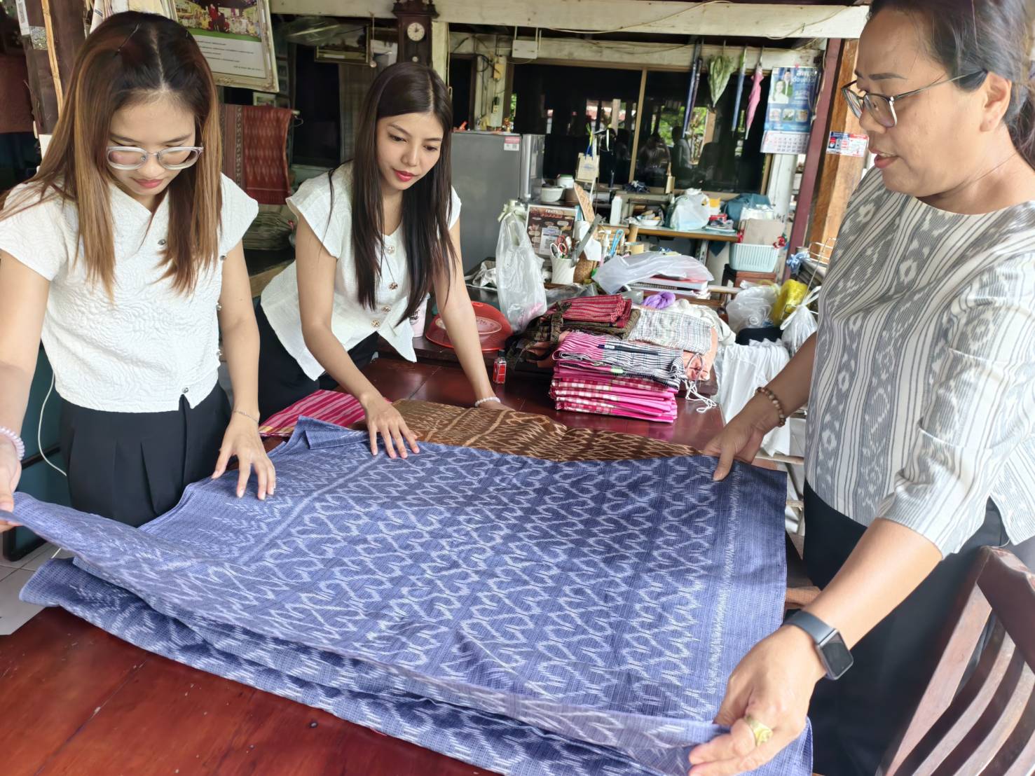 🩷 อำเภอบ้านหมี่ โดยสำนักงานพัฒนาชุมชนอำเภอบ้านหมี่ ลงพื้นที่เยี่ยมผู้ประกอบการ OTOP กลุ่มสตรีอาสาบ้านพวน