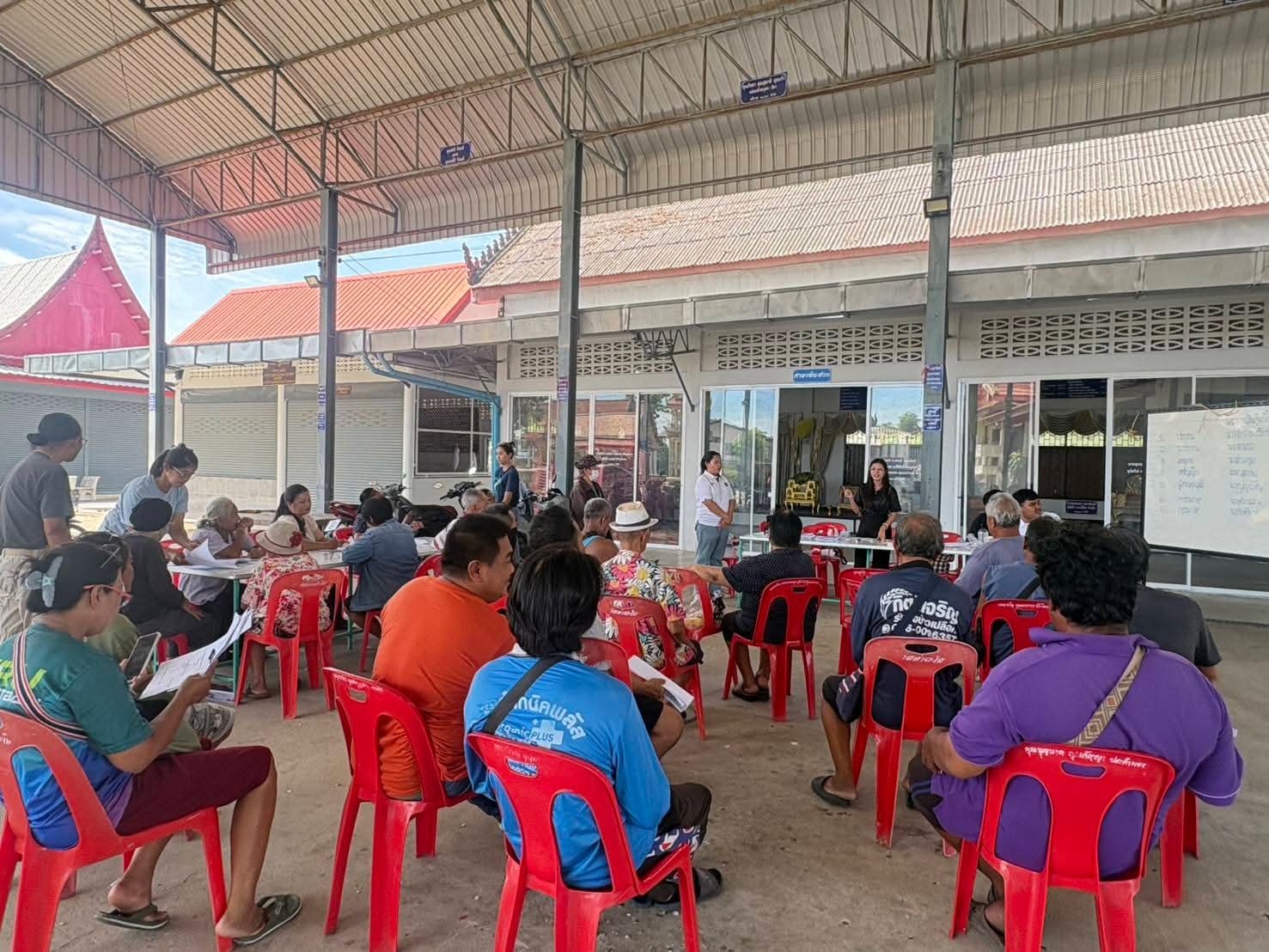 อำเภอบ้านหมี่ โดยสำนักงานพัฒนาชุมชนอำเภอบ้านหมี่ ให้คำปรึกษาและติดตามการดำเนินงาน โครงการแก้ไขปัญหาความยากจน (กข. คจ.) 💸📝