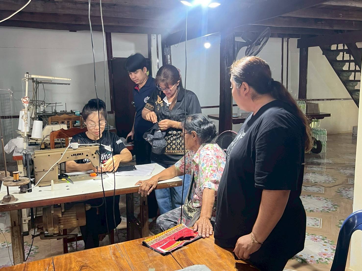  อำเภอบ้านหมี่ โดยสำนักงานพัฒนาชุมชนอำเภอบ้านหมี่  โครงการพัฒนาและยกระดับผลิตภัณฑ์ชุมชนสู่เศรษฐกิจสร้างสรรค์ 
