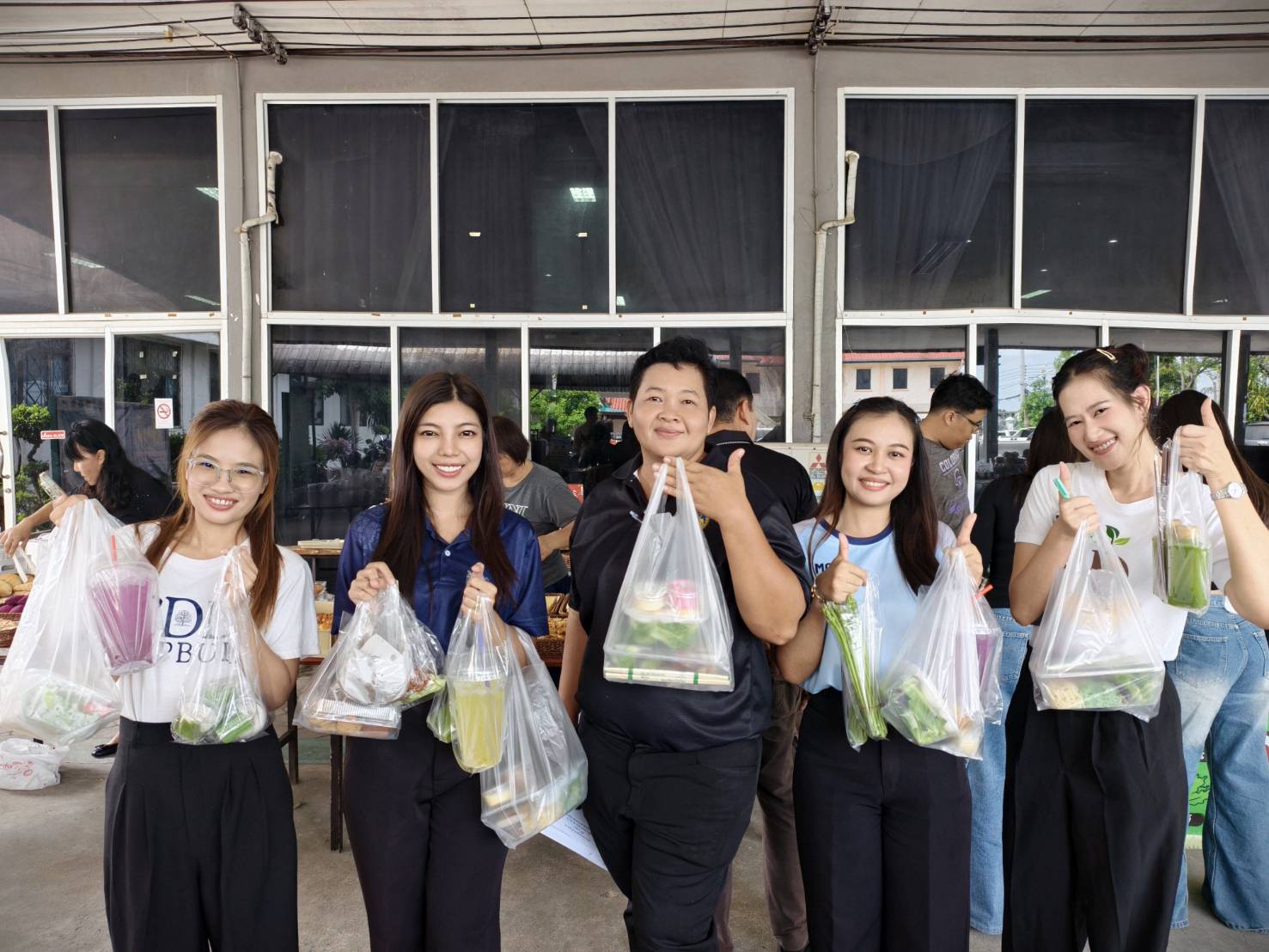 อำเภอบ้านหมี่ โดยสำนักงานพัฒนาชุมชนอำเภอบ้านหมี่ ส่งเสริมช่องการตลาด โครงการตลาดนัดคนไทยยิ้มได้💞