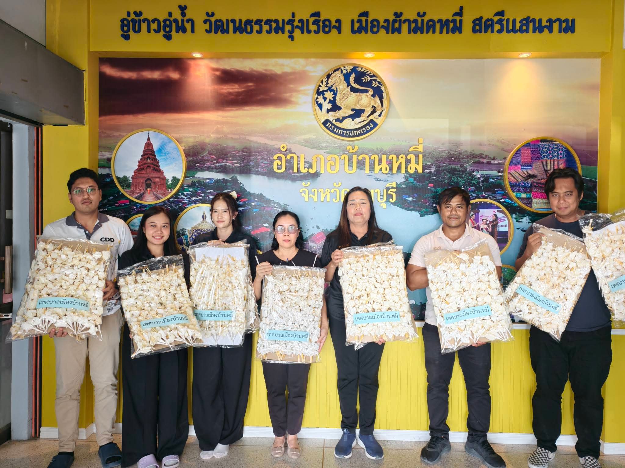 อำเภอบ้านหมี่ โดยสำนักงานพัฒนาชุมชนอำเภอบ้านหมี่ รับมอบดอกไม้จันทน์  จำนวน 1,000 ดอก จากสำนักงานเทศบาลเมืองบ้านหมี่