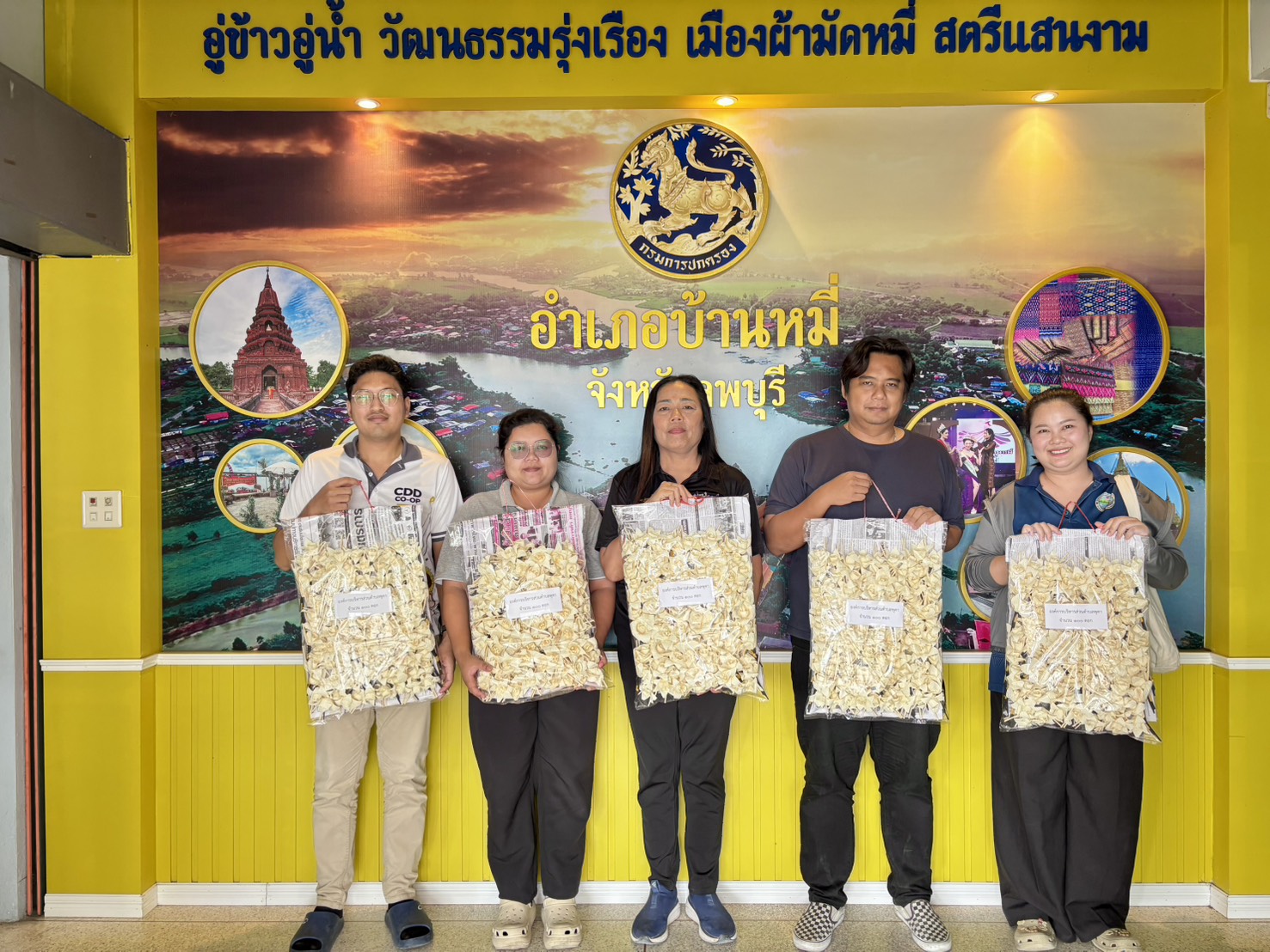 อำเภอบ้านหมี่ โดยสำนักงานพัฒนาชุมชนอำเภอบ้านหมี่ รับมอบดอกไม้จันทน์  จำนวน 500 ดอก จากองค์การบริหารส่วนตำบลพุคา